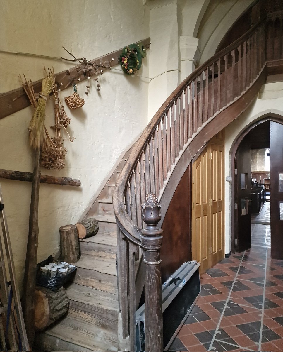 Fairytale stairs at St John the Baptist Hillmorton.

#staircasesaturday #woodenstairs #westmidlands #churchstairs