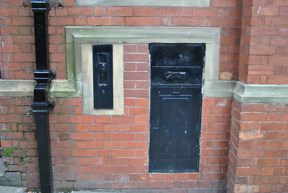 #PostboxSaturday #NewcastleUponTyne Redundant postbox and stamp dispenser at the former Pink Lane Post Office Newcastle upon Tyne.