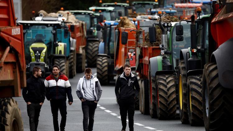 🔴ALERTE INFO - #AgriculteursEnColere : Après de nouvelles annonces du gouvernement, les syndicats veulent entrer dans une nouvelle 'phase' de leur mobilisation.