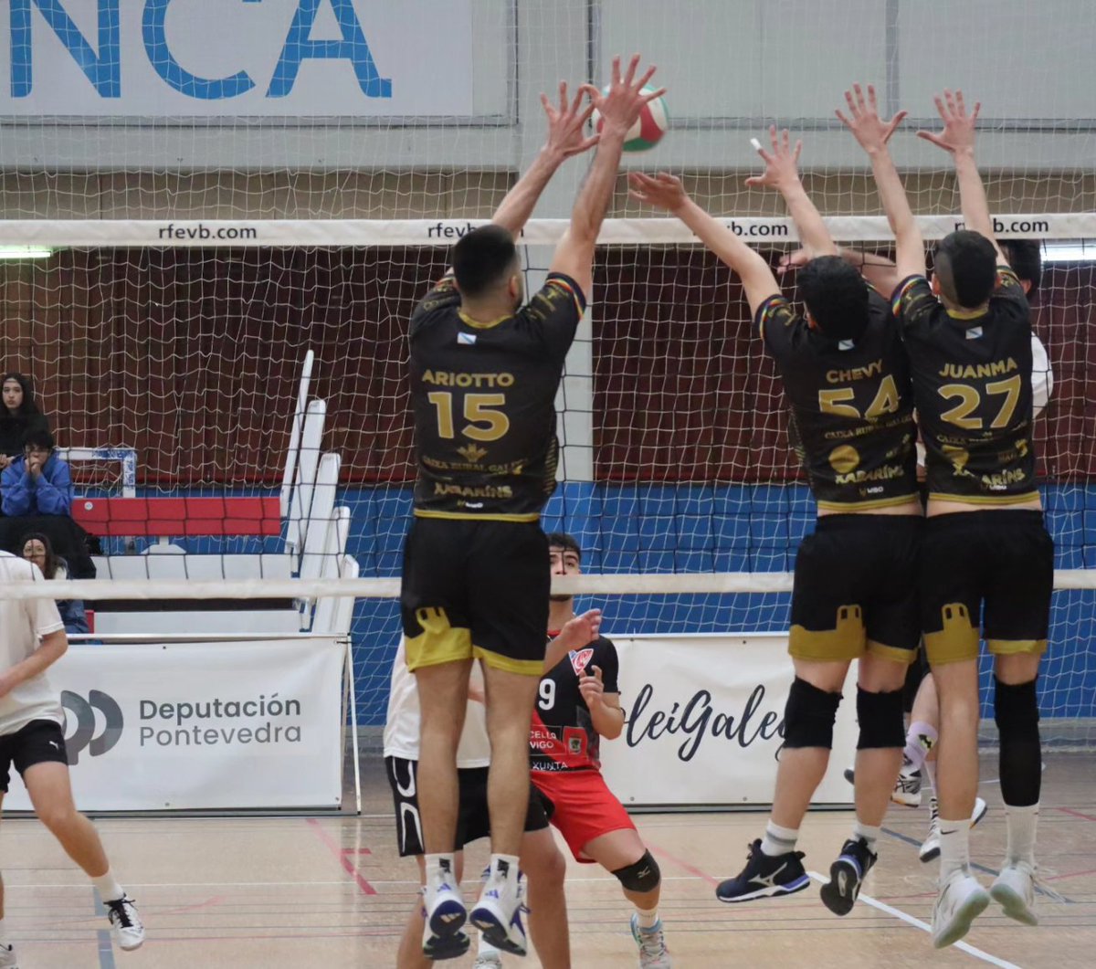 🥇 Sábado de Campionato Galego Sénior en @aestrada_deporte !

 🏆 Semifinais polo CG Sénior

🙋🏼‍♂ <a href="/xabarinsvl/">Xabaríns Volei Lugo</a> 🆚 <a href="/clubvigovoleibo/">Club Vigo Voleibol</a> /  Xiria Volei🆚 CV Oleiros

🙋🏼 @clubvoleibolbrux 🆚 <a href="/XAVcambados/">Xav Cambados</a> /  CV Oleiros 🆚 Black Voley VIgo

🕛Dende as 10 h

#FinaisFGVB24 <a href="/Gadis/">Gadis</a> <a href="/depo_es/">Deputación Pontevedra</a>