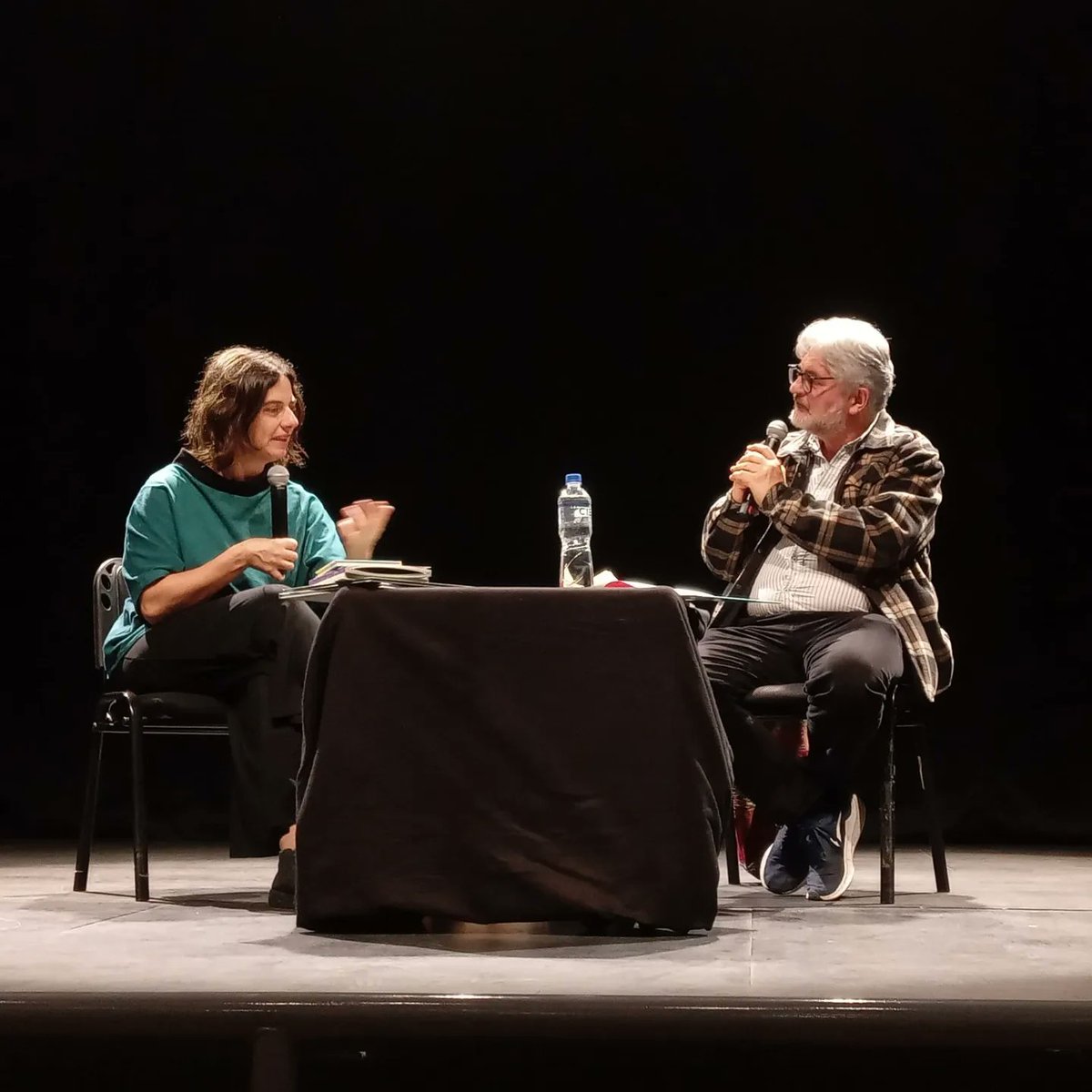 Primer día intenso en la @FILBogota. Empezámos visitando la Escuela Rural Olarte, para hacer un taller con los niños y niñas. Por la tarde, hora del cuento en uno de los preciosos stands de @somossiglo y después conversación con Diego Pineda sobre filosofía para niños. ¡Gracias!