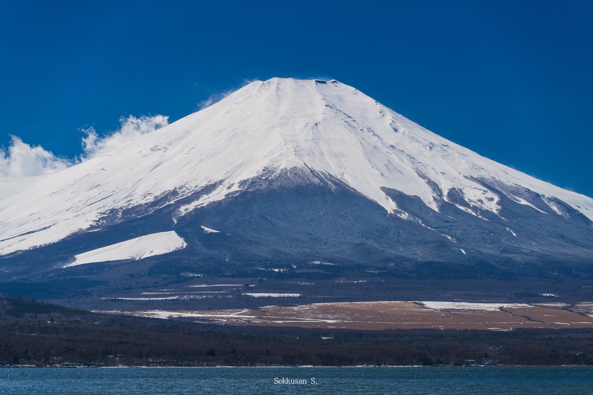 富士山

จริง ๆ ภูเขาไฟฟูจิมีมุมให้ถ่ายเยอะมาก ๆ นะ ผมเองยังไปไม่หมด Fuji Five Lakes เลย ขอแชร์ภาพที่ผมได้ถ่ายเก็บไว้ที่ Lake Kawaguchi และ Lake Yamanaka ครับ