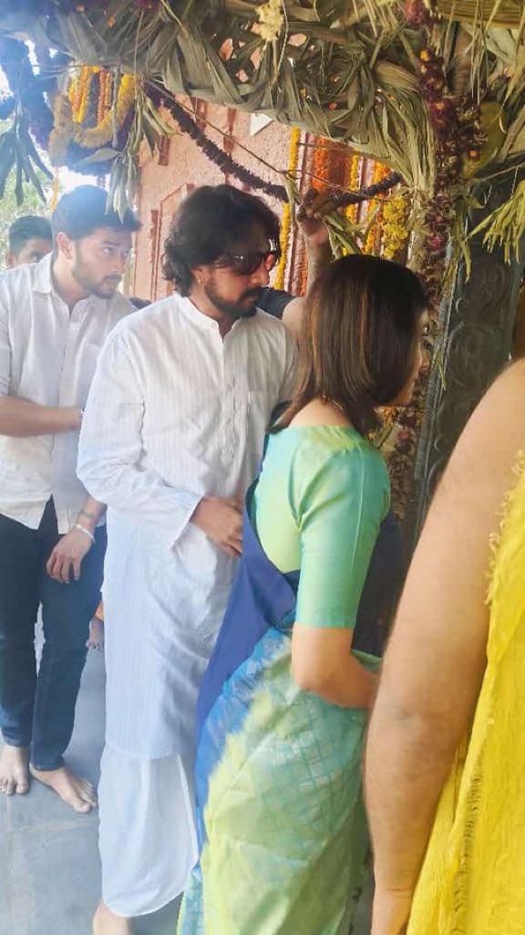 Boss @KicchaSudeep anna & family visit Raychuru Hanuman temple. 

@KicchaSudeep #KicchaSudeep #KicchaBOSS𓃵 #MaxTheMovie