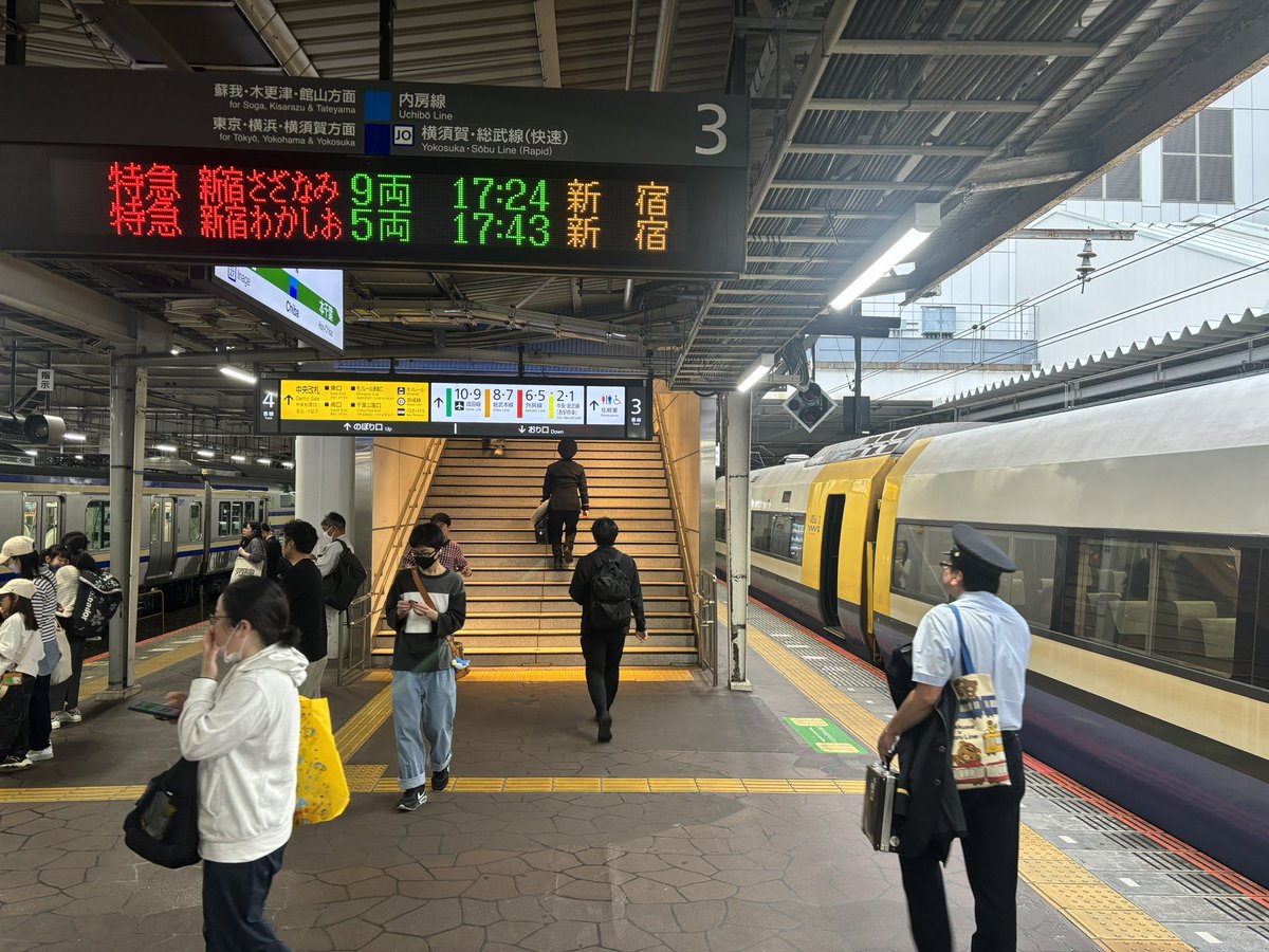 9046m中央線の人身事故の影響で千葉駅にてしばらく運転見合わせ
久々の255系による新宿さざなみですが...