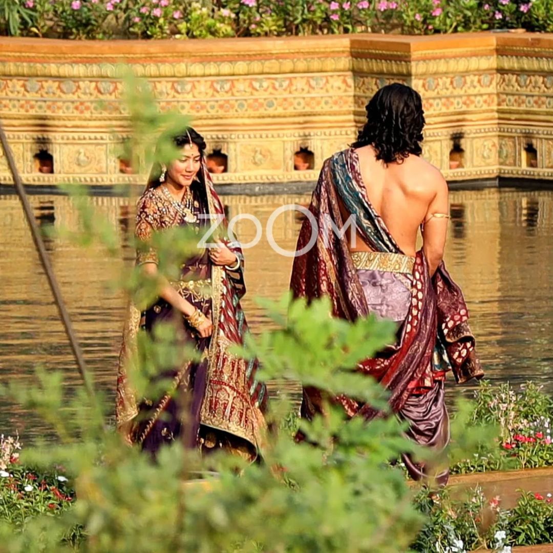 Nitesh Tiwari's Ramayan looks still much better than Adipurush.

Not too much expectations from Bollywood but after getting bashed by audiences may be they learn some lesson.

Ranbir Kapoor and Sai Pallavi looking far better than Prabhas & Kriti Shanon in these leaked pics. 🤞🏻🤞🏻