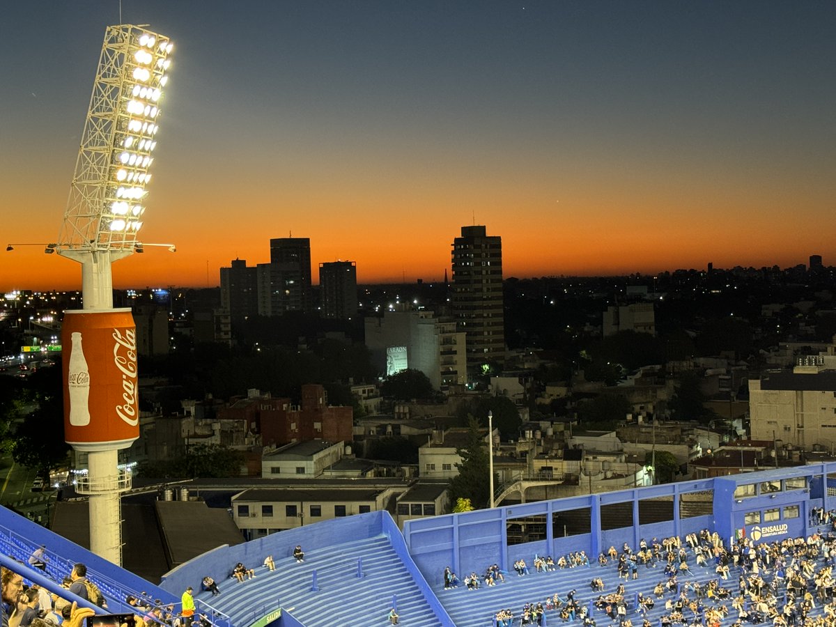 Floodlight 😍

Lysmasterne der kan ses langvejs fra, når man nærmer sig et fodboldstadion - her fra forskellige stadions i Argentina, hvor lysmasterne især dominerer billedet på de mange stadions 🇦🇷

Læs mere om grupperejsen til Argentina i 2025 her: groundhoppingtours.dk/vare/argentina…