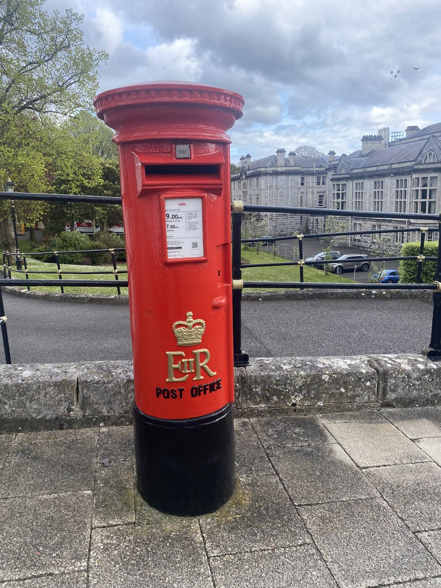 A very freshly painted EIIR near the Main Gate of HMS DRAKE in Devonport. #PostboxSaturday