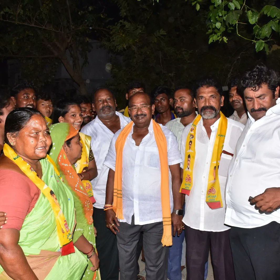 Kurugondla_TDP's tweet photo. ➖ రాపూరు మండలంలో వైసీపీకి గట్టి ఎదురు దెబ్బ
➖ ఎంపీపీ వెంకటేశ్వర్లు రెడ్డి ఆధ్వర్యంలో సుమారు 60 కుటుంబాలు వైసీపీని వీడి టీడీపీలో చేరాయి.
➖ వీరందరికీ పసుపు కండువా కప్పి పార్టీలోకి ఆహ్వానించిన టీడీపీ ఎమ్మెల్యే అభ్యర్థి కురుగొండ్ల రామకృష్ణ గారు.
#Joinings #KurugondlaRamakrishna https://t.co/5ENzityWvk