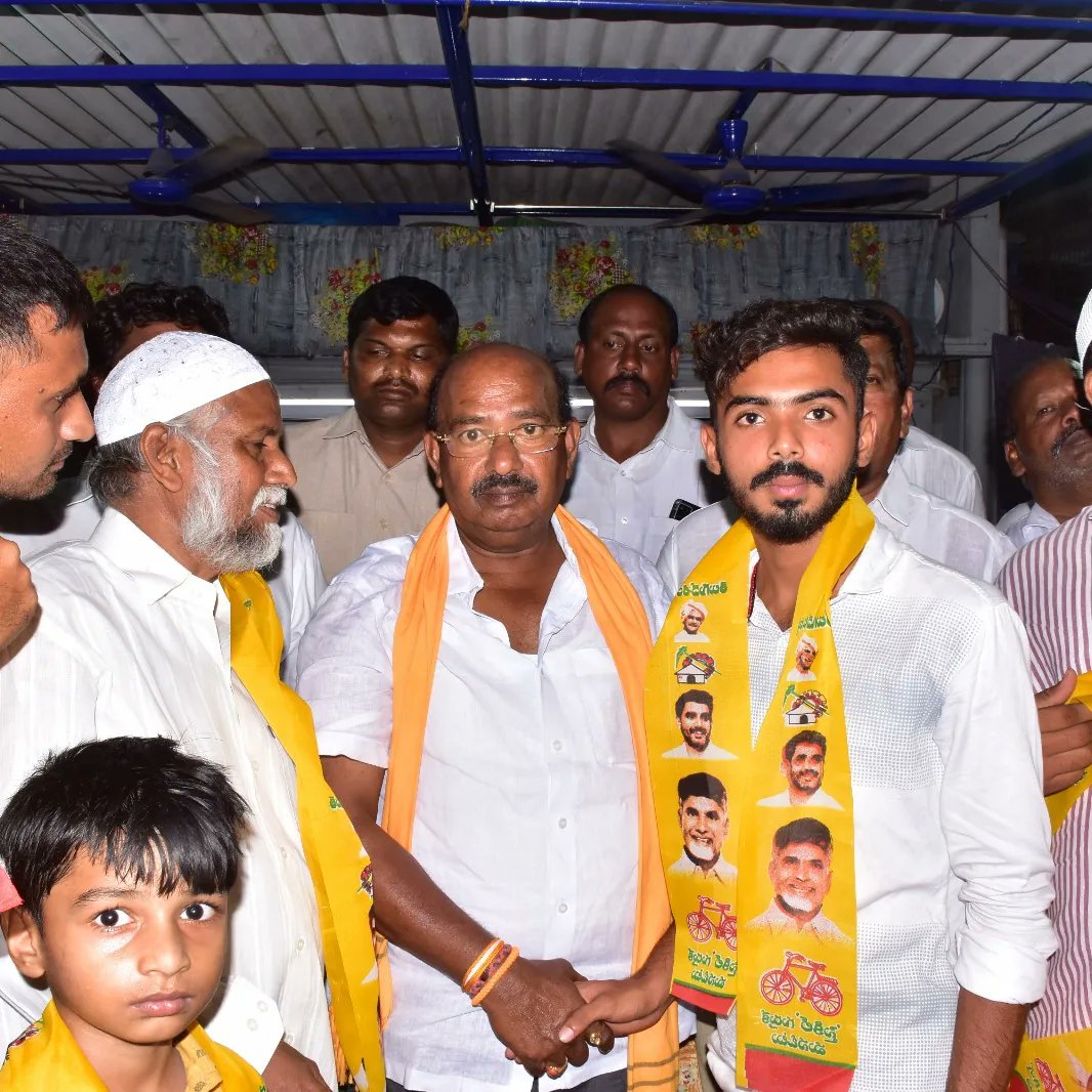 Kurugondla_TDP's tweet photo. ➖ రాపూరు మండలంలో వైసీపీకి గట్టి ఎదురు దెబ్బ
➖ ఎంపీపీ వెంకటేశ్వర్లు రెడ్డి ఆధ్వర్యంలో సుమారు 60 కుటుంబాలు వైసీపీని వీడి టీడీపీలో చేరాయి.
➖ వీరందరికీ పసుపు కండువా కప్పి పార్టీలోకి ఆహ్వానించిన టీడీపీ ఎమ్మెల్యే అభ్యర్థి కురుగొండ్ల రామకృష్ణ గారు.
#Joinings #KurugondlaRamakrishna https://t.co/5ENzityWvk