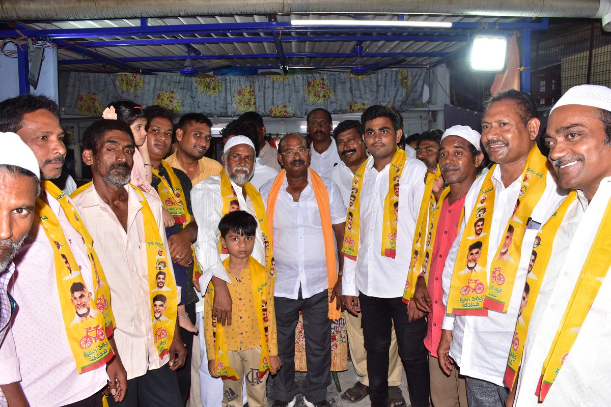 Kurugondla_TDP's tweet photo. ➖ రాపూరు మండలంలో వైసీపీకి గట్టి ఎదురు దెబ్బ
➖ ఎంపీపీ వెంకటేశ్వర్లు రెడ్డి ఆధ్వర్యంలో సుమారు 60 కుటుంబాలు వైసీపీని వీడి టీడీపీలో చేరాయి.
➖ వీరందరికీ పసుపు కండువా కప్పి పార్టీలోకి ఆహ్వానించిన టీడీపీ ఎమ్మెల్యే అభ్యర్థి కురుగొండ్ల రామకృష్ణ గారు.
#Joinings #KurugondlaRamakrishna https://t.co/5ENzityWvk