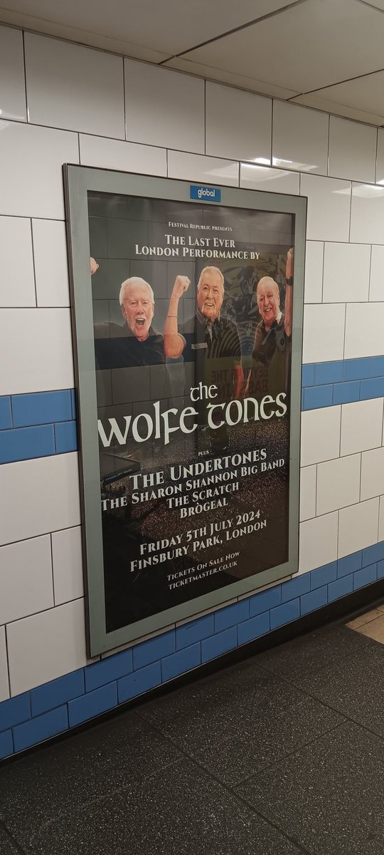 The @wolfetones on the London underground. #MindTheGap