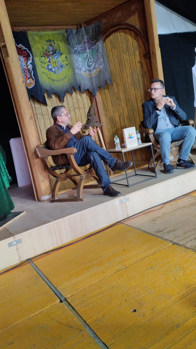 En la Feria del Libro de Mairena de Aljarafe, conversando con mi amigo @gutisolis. Vuelvo a Madrid muy satisfecho. Buena asistencia y bastantes firmas. Andalucía es una tierra hermosa y con buena gente.