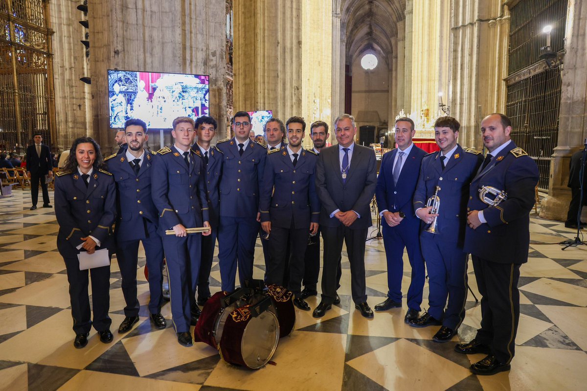 #GaleríaFotográfica | Resumen en imágenes del Pregón de la Glorias de Sevilla. @MilagrosCiu #SuenaArahal #MadreDeUnEstilo 📸 El llamador y José Luis Sanz.