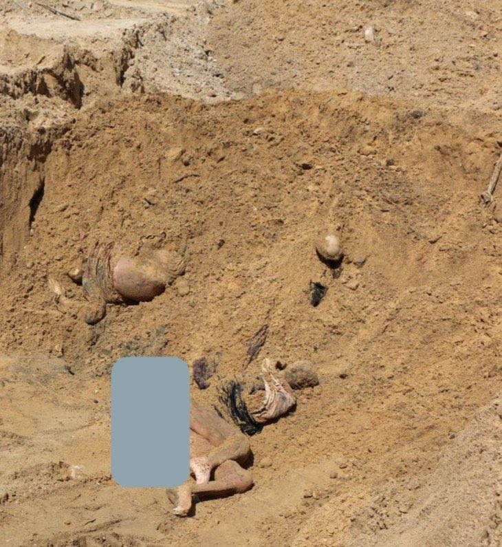 Nasser Hospital complex discovered to be a mass grave following the withdrawal of the Israeli army. More than 20 people were buried alive. #MassGrave #HumanRightsV #NasserHospital #Gaza
