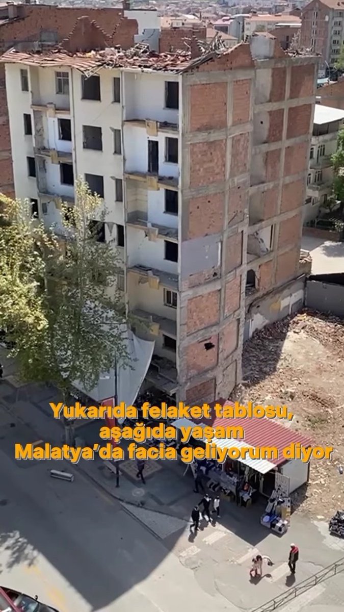 #Malatya 
#deprem 
#DepremiUnutmaUnutturma
Burası Malatyanın göbeği İnönü caddesi 
Bu tabloyu 15 aydır kimse görmüyor mu?
Bunun gibi niceleri var 
Aşağıda insanlar geçiyor 
Bir kişiye birsey olsa sorumlusu kim olacak?
İnsan hayatı bu kadar mı ucuz?