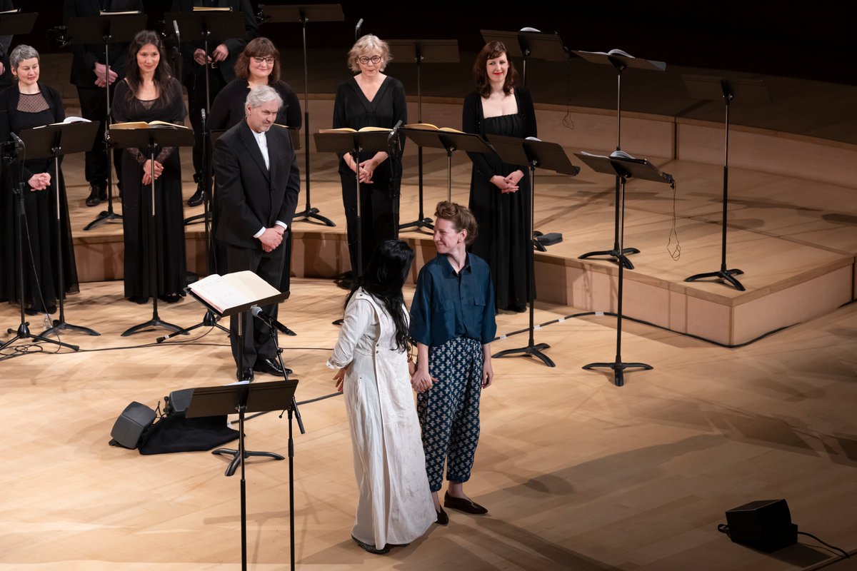 Quel plaisir de retrouver @ganavya et le chef Sigvards Kļava à @LaSeineMusicale ! Un moment de spiritualité avec Les Vêpres de Rachmaninov et l’œuvre contemporaine The stone the tree the well écrite par Sivan Eldar, portée par la voix intense de Ganavya 📷 Benoîte Fanton