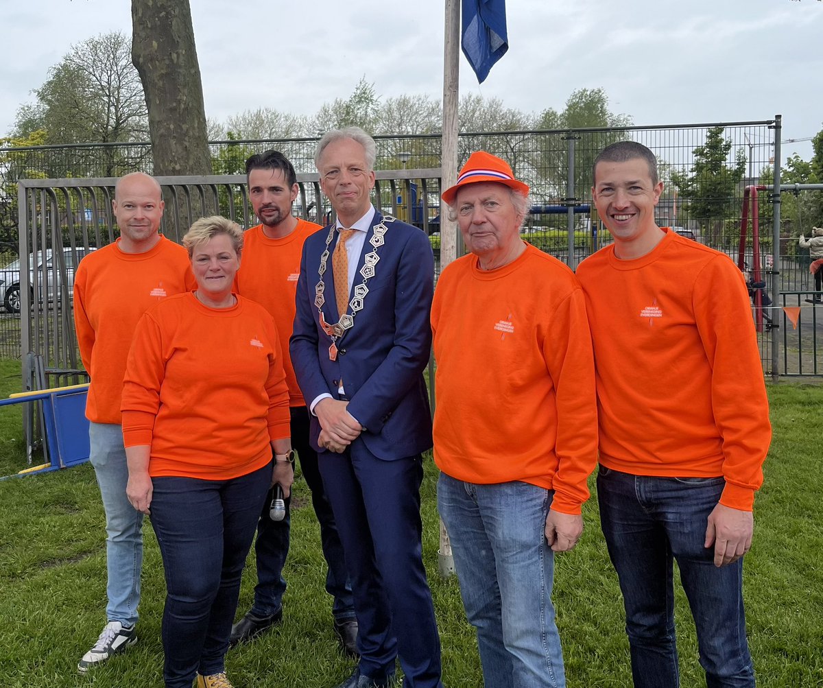 De jaarlijkse aubade-race in @5heerenlanden is begonnen. Een mooie, drukbezochte bijeenkomst in Everdingen met een ontbijt voor de inwoners en een toost op de Koning.