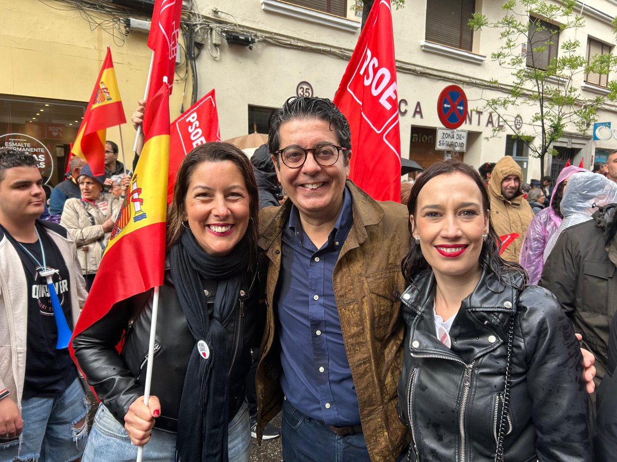 🌹 Comité Federal del @PSOE en Madrid, junto a la delegación de Canarias, en apoyo a @sanchezcastejon #PedroNoTeRindas