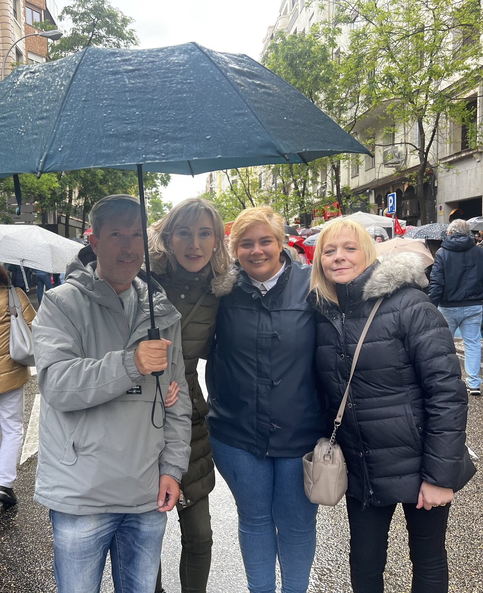 Ya estamos en Ferraz, apoyando a nuestro Presidente del Gobierno y SG del Partido Socialista

‼️ El pueblo unido, jamás será vencido

#PedroNoTeRindas ✊🏻🌹