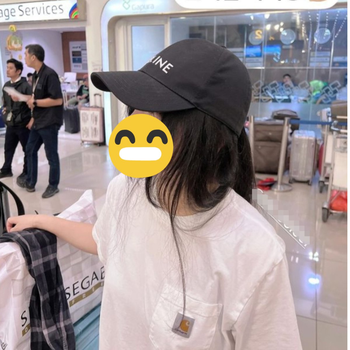 Jiwon's make up artist is wearing a carhartt t-shirt hahaha.
Maybe Jiwon and QoT team bought some items in Germany from the same brand.