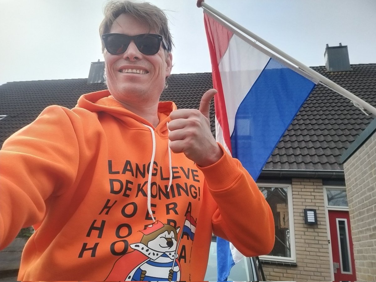 Rocking the @zeilen_vrijheid hoody 🧡😎 Off to the kings day flea markets🧡👏🏻 🇳🇱 have a great day all! #Koningsdag #StandWithUkraine 🇳🇱🇺🇦