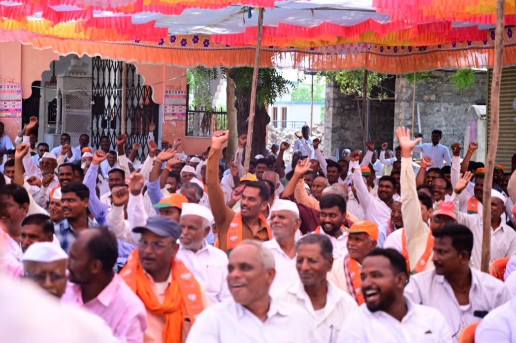 लोकसभा निवडणूक भाजपा महायुतीचे उमेदवार रणजितसिंह नाईक निंबाळकर यांच्या प्रचारार्थ वरकुटे -मलवडी ता. माण येथे खासदार रणजितसिंह नाईक निंबाळकर दादा यांच्या उपस्थितीत आयोजित कोपरा सभा संपन्न झाली. यावेळी #madhaloksabha #पाणीदार_खासदार #MadhaWithModi #BJP4Maharashtra #BJP4Madha