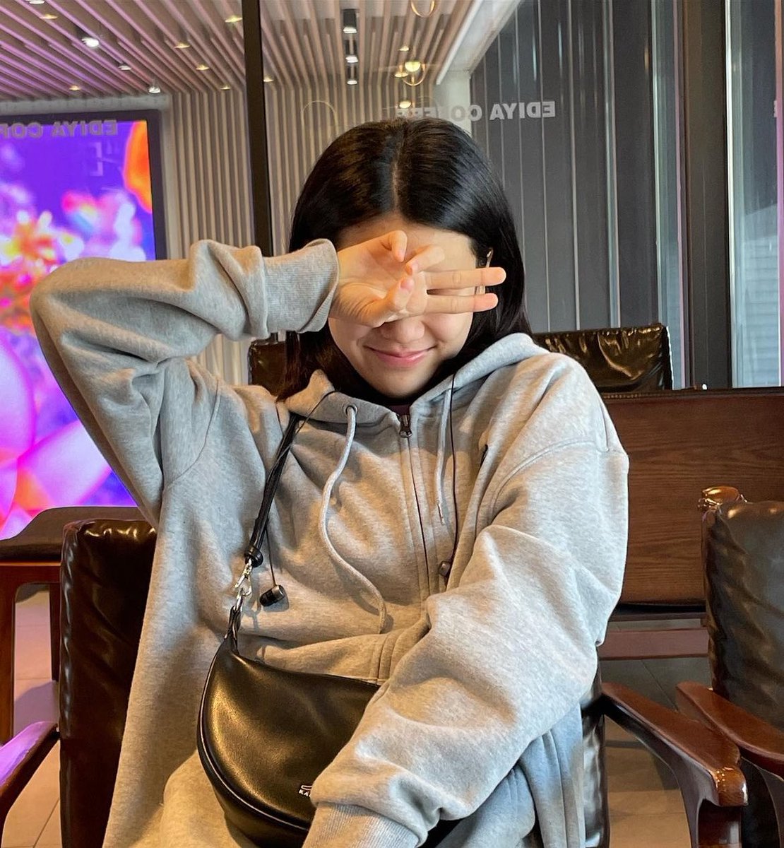 다들 애인구해서 데이트 하는데 저는 시험기간이라 친구랑 카공하러 왔어요. 쪼끔 서럽다…🥲