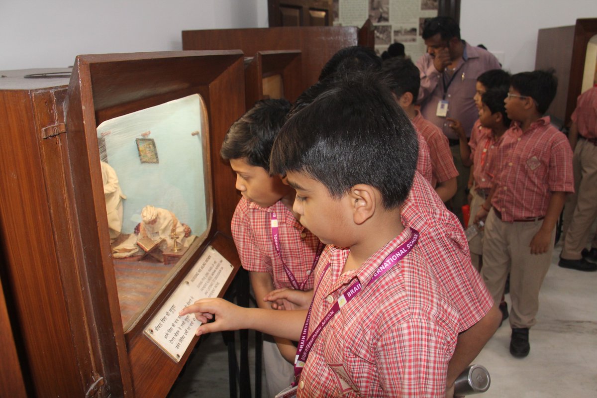 Around 300 students and 30 teachers from Brain International School, Vikaspuri, New Delhi visited Gandhi Smriti #Museum on April 27, 2024 as part of Taking Gandhi to School programme and were given a guided tour of the entire museum on this occasion. The enthusiastic children…