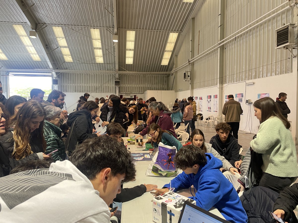 Este es el ambiente en Calamocha minutos antes de los lanzamientos de #ServetX Los experimentos son muy curiosos. Cada edición nos sorprenden con su trabajo, ¿quieres conocerlos? Te explicamos cada uno de ellos: servet.ibercivis.es/2024/04/24/pos…