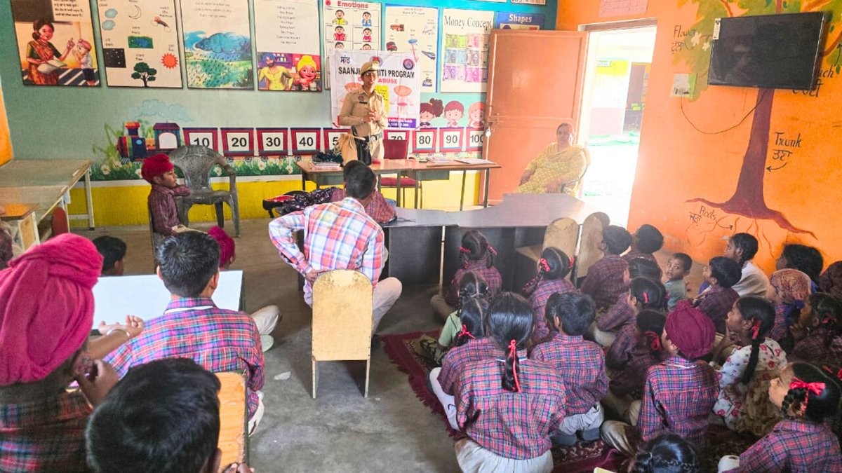 #ShaktiHelpDesk of Fatehgarh Sahib Police conducted an awareness seminar under Jagriti program at Govt. Elementary School, Sangatpur Sodhian, against sexual abuse, to spread awareness among school kids aged 4 to 13 years about good & bad touch through storytelling. #SaanjhShakti