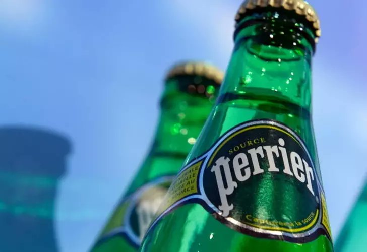 Dünyaca ünlü Perrier maden sularında dışkı ve insanda bulunan bakteri tespit edildi, Nestle 2 milyon Perrier şişesini imha etti.