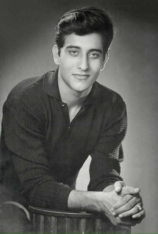 Remembering #VinodKhanna on his 7th death anniversary (27/04/17).

Vinod Khanna was seldom the first choice of producers and directors in his career, but he refused to fall by the wayside. A constant search for meaning marked his life.

What are your favourite films of his?