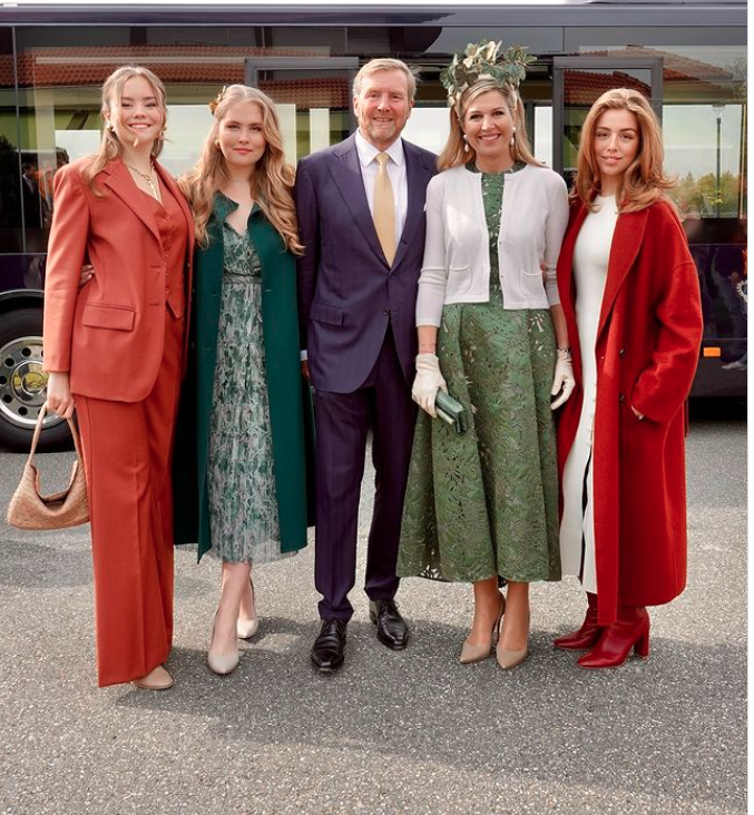 DonArturito's tweet photo. #Koningsdag En we hebben beeld! Zit dat hele zooitje nou aan de Ozempic? Er is iets heel raars gebeurd met die gasten. https://t.co/h3u5EJG3LC