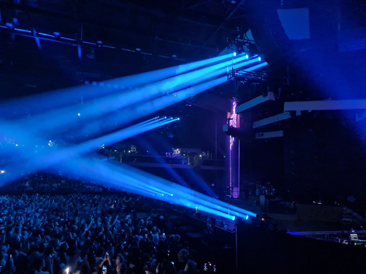 🧡 A fan has shared these amazing photos of the #TSLOTAuckland set up & lights. Beautiful!

#NiallHoran #TheShowLiveOnTour #TSLOTAuckland 

📷 chloes_house