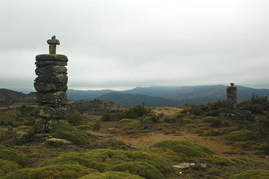 Días d ☔, buenos días xa hacer planes, xa hacer listas d lugares q conocer o a los q volver cuando salga el sol ☀️.Dsd @boltaña queremos invitaros a q conozcáis los mojones 🪨 d la ruta trashumante q recorría el sur d nuestra comarca y d la q podemos 👁️ 🤩