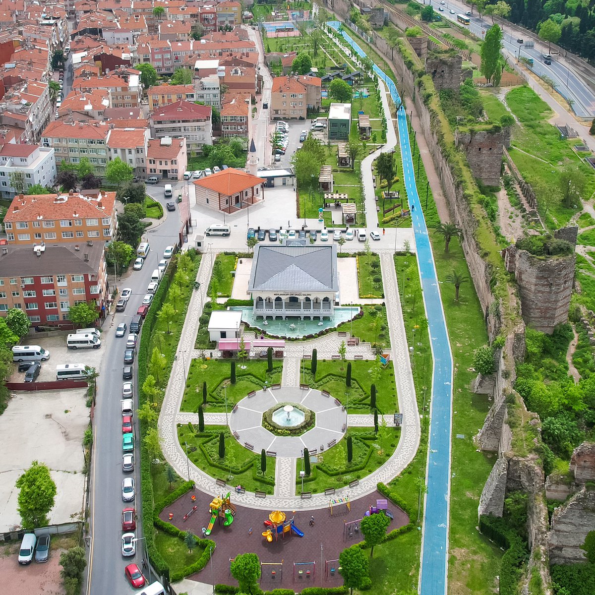 Yeşil Fatih’ten yemyeşil bir fotoğraf karesi ile 👇 Mutlu ve huzurlu hafta sonları dileriz. 🤗 📍Karasurları Millet Bahçesi