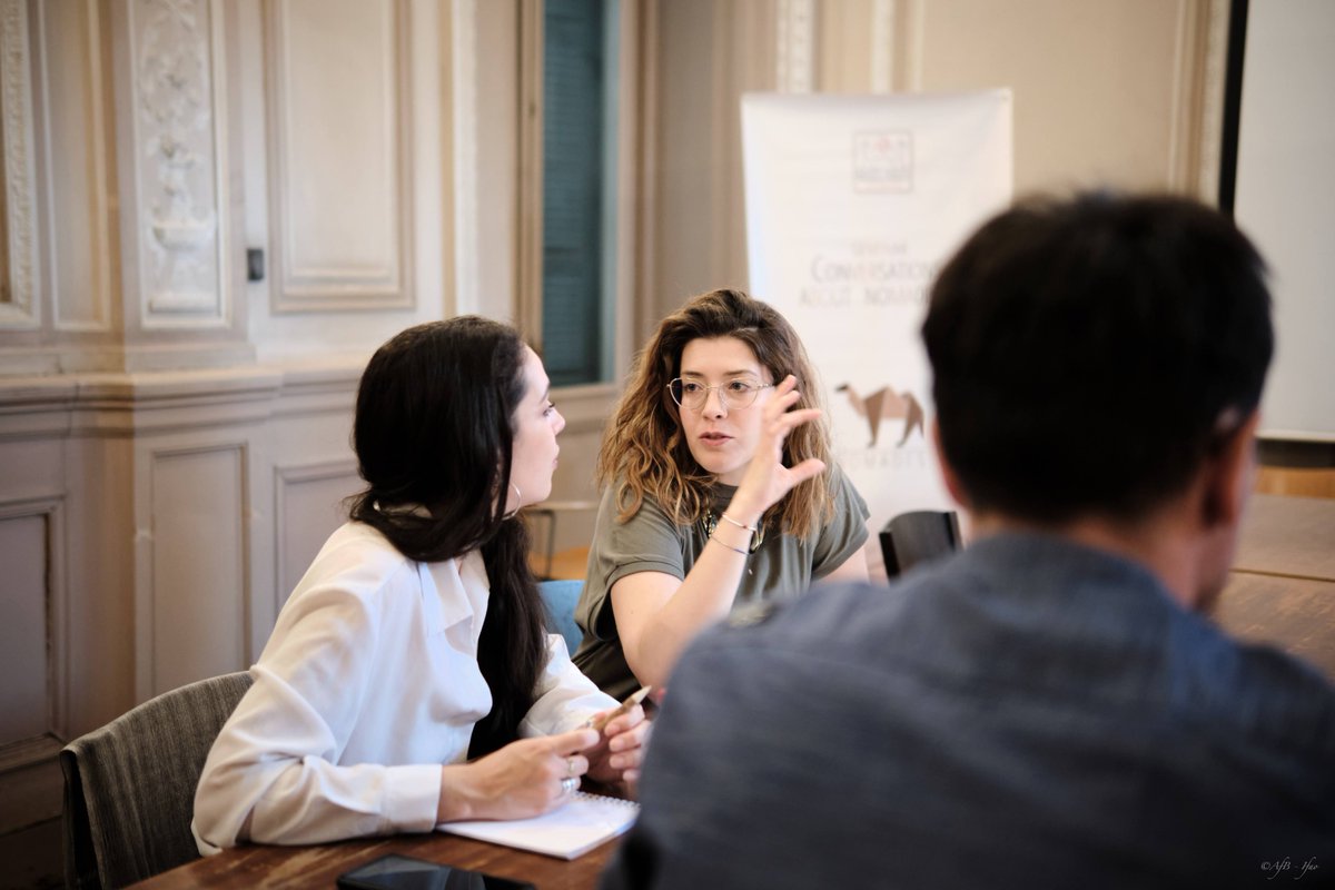 Plusieurs intervenants ont été invités afin  de favoriser des échanges entre les différentes disciplines et missions archéologiques au sein du réseau des chercheurs dont les recherches portent sur les sociétés nomades et sur les formes de nomadismes au Sahara Oriental.
(2 de 3)