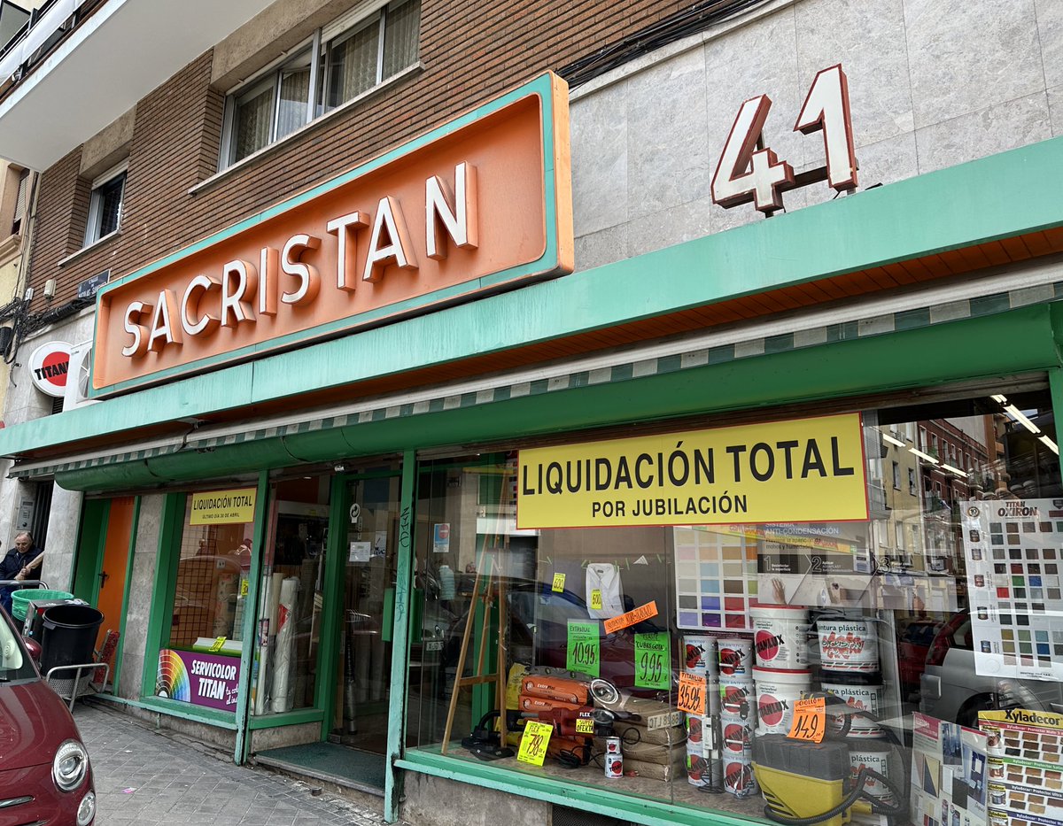 El próximo martes, 30 de abril, mis padres y mi hermano echarán el cierre por última vez a un negocio que abrió mi abuelo allá por 1955. 

Han sido 69 años en los que mi familia se ha dedicado por completo a esta empresa, pero ha llegado el momento de jubilarse.