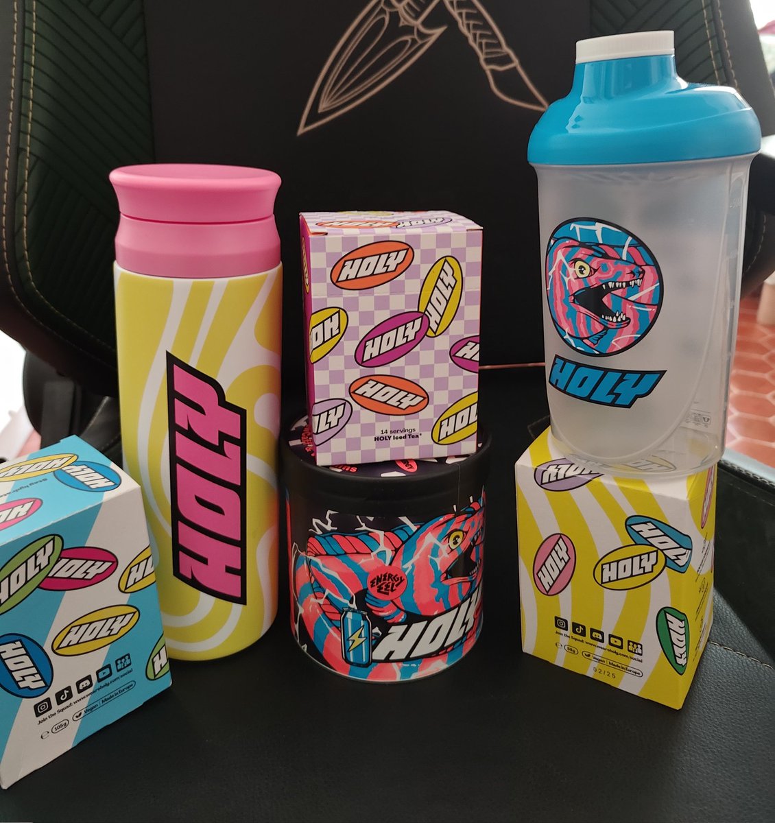 Wtf mon facteur qui me réveille pour nourrir mon addiction ! Merci @holysquad_fr je vais tout de suite tester la nouvelle energy eel ! 

Et pour vous y'a le code Nakatine qui vous offre 10% sur vos commandes !

#collaborationcommerciale