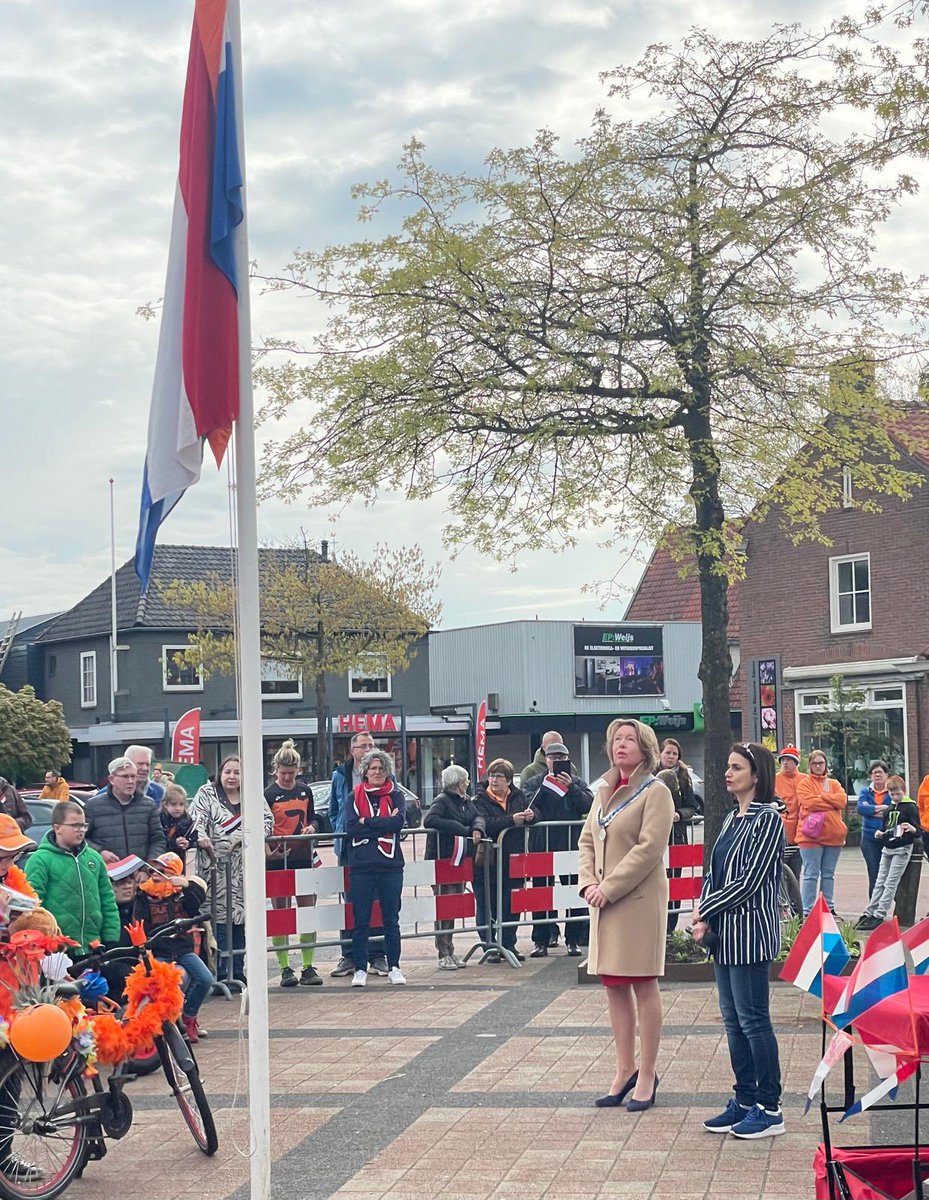 In #Zetten bij de versierde fietsenoptocht 🚲🎈De #aubade 👑🇳🇱 ivm #Koningsdag op het Julianaplein officieel mogen bijwonen. Goed georganiseerd door #Oranjevereniging Zettenhemmen met dank aan het bestuur, de vrijwilligers en de Scouting Zetten Band! 🧡 Fijne Koningsdag iedereen!