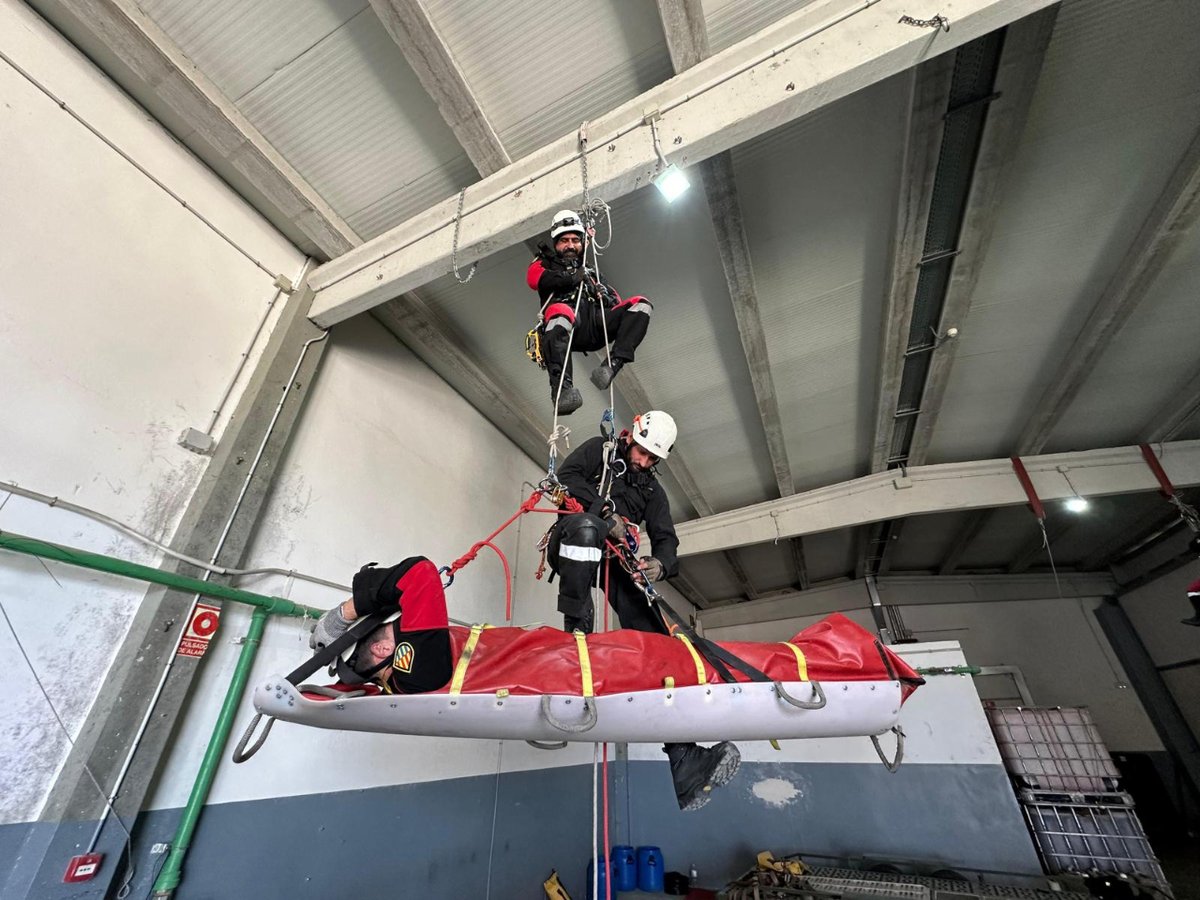 Esta semana ha comenzado el Curso #CRTER 2024 de la #EMES 🧗‍♂️ Los alumnos han practicado diferentes maniobras de autorrescate, movimiento de cargas mediante el uso de cuerdas e instalación de anclajes, montaje de cabeceras y triangulaciones en los rocódromos de Zuera y del #BIEM4