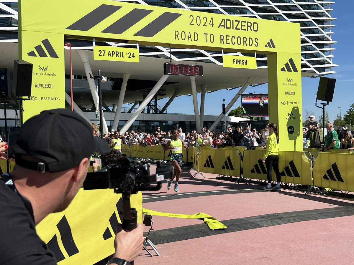 Fantastic runs from Medina Eisa and Melknat Wudu to take 1st at 2nd in the 5km at the @adidasrunning #RoadtoRecords this morning at @adidas HQ in Germany!!