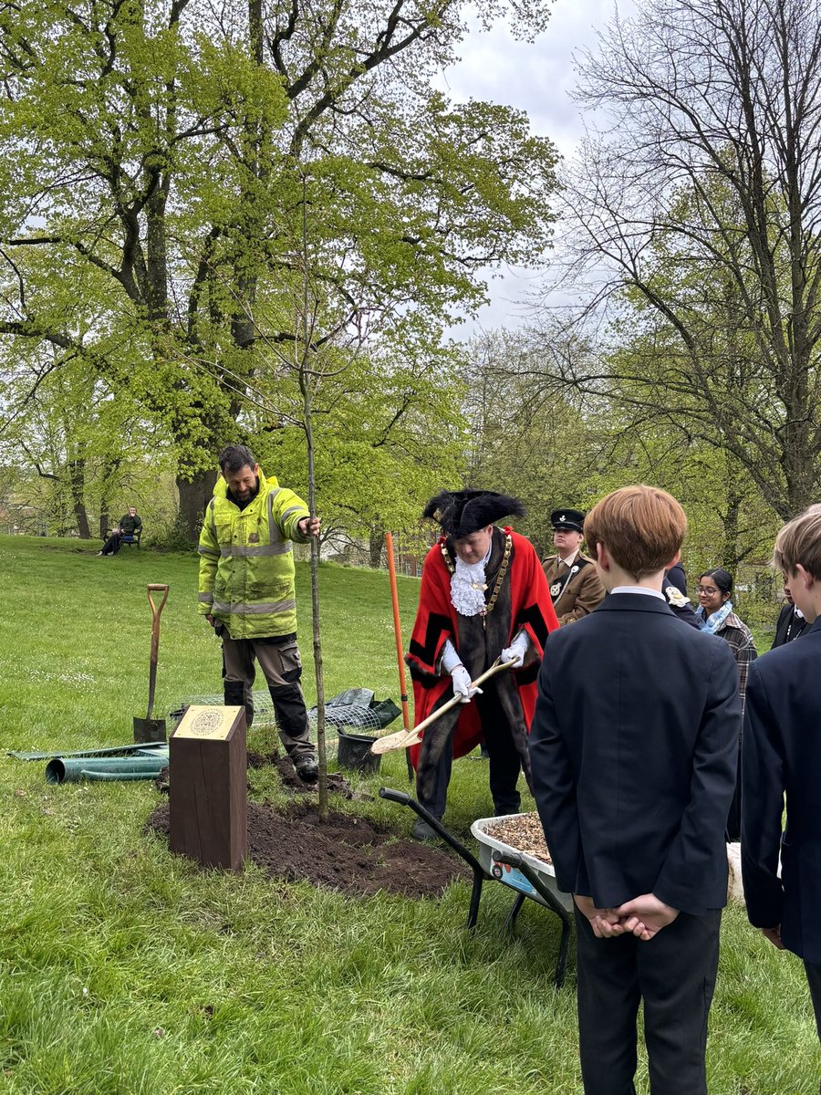 On April 25, #SoroptimistBristol was invited by Peaches Golding OBE CStJ, Lord-Lieutenant of Bristol, for the planting of the King’s Coronation Tree, the oak tree to King Charles III in Bristol. The event was in conjunction with the Lord Mayor of Bristol. @SIGBI1 @PeachesTweets
