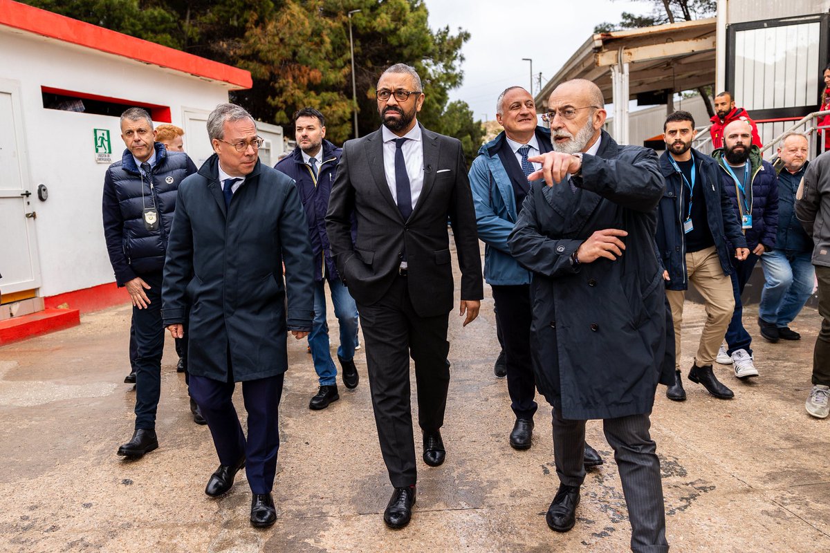 Buon primo compleanno all’accordo 🇬🇧🇮🇹 - firmato un anno fa dal Primo Ministro @RishiSunak e dal Presidente del Consiglio @GiorgiaMeloni a Downing Street. Dopo un anno di lavoro insieme, la nostra cooperazione 🇬🇧🇮🇹 è più forte che mai! 🇬🇧🇮🇹🇬🇧🇮🇹 🤝