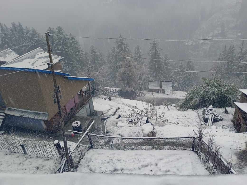 *Fresh snowfall at Chingam Watsar in J&K’s Kishtwar*