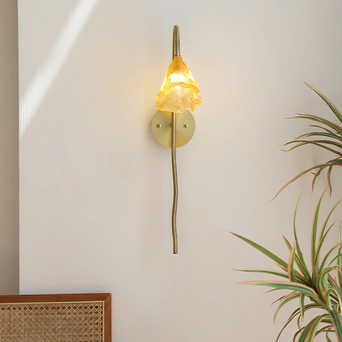 Let the delicate beauty of nature grace your space with our Lotus Leaf Wall Sconce. 🌿✨ 
dekorfine.com/products/lotus…
dekorfine.com/#bedroominspir… 
#vogueliving #slowliving #art #homestyle 
#LotusLeafSconce #NaturalElegance