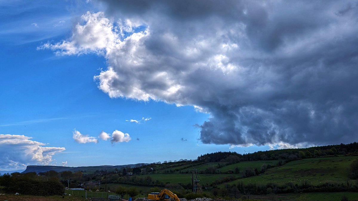 Dramatic sky #Ballycastle @bbcweather @deric_tv #VMWeather @DiscoverNI @LoveBallymena @WeatherCee @angie_weather @Louise_utv @WeatherAisling @barrabest @Ailser99 @nigelmillen @EventsCauseway @carolkirkwood @Schafernaker