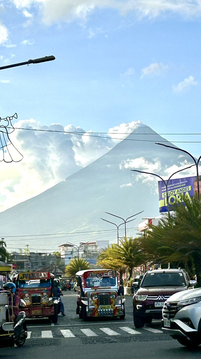 Magandang hapon sa inyong lahat mula kay Mayon maliban sa naglagay ng tarp.