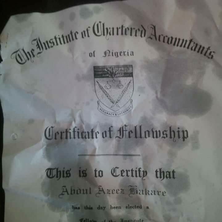 Iameniolamyde's tweet image. Dear , Abdul Azeez Bakare, I'm using your ICAN certificate to eat peppery puff puff in Ibadan right now, please come and collect it. 

Please kindly help me repost and look for him.