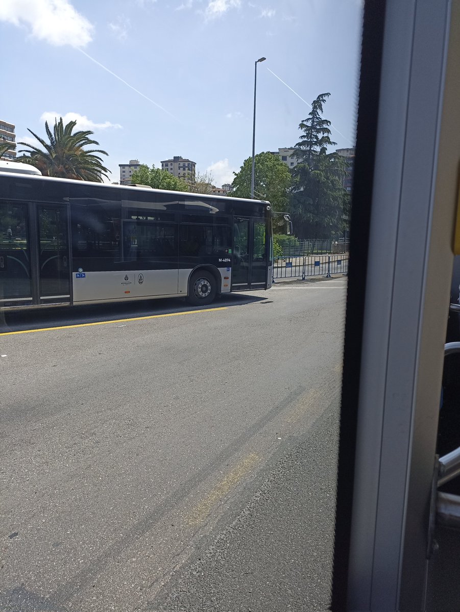 Metrobüsün ilk durağından (söğütlüçeşme) son durağına (tüyap) gidicem şimdi, ne kadar süreceği konusunda sizi güncelliycem